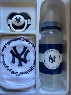 NY Yankees Baby bib bottle pacifier set